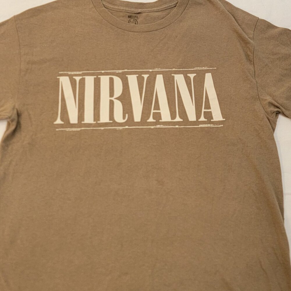 Classic Nirvana T-Shirt – Iconic Grunge Band Tee – Vintage Rock Style Size M